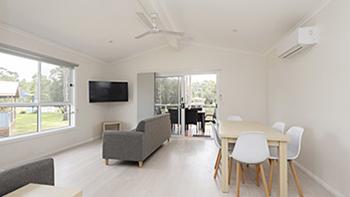 3 Bed Lakeside Cabin - Batemans Bay