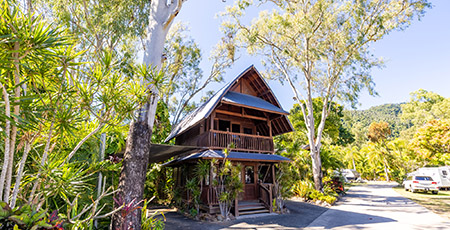 Airlie Beach 2 Storey Bali Villa exterior