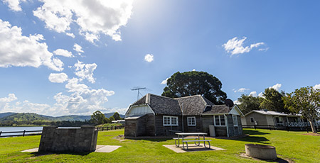 Lake Somerset Log Cabin exterior