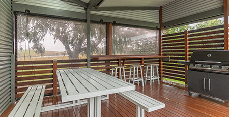 Warnambool 3 bed river view villa decking