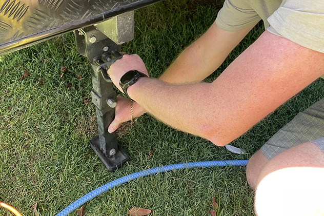 Lowering the leg on a caravan