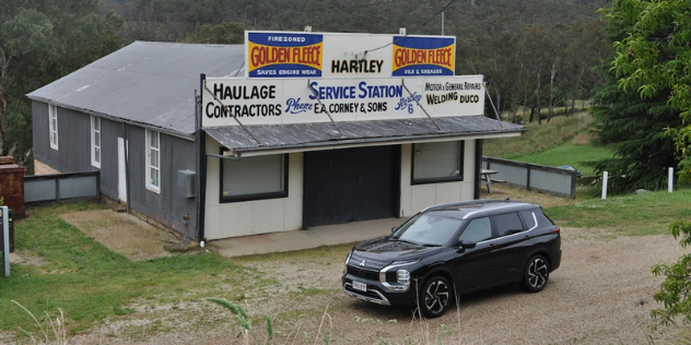 2022 Mitsubishi Outlander parked outside a service station Slide 3