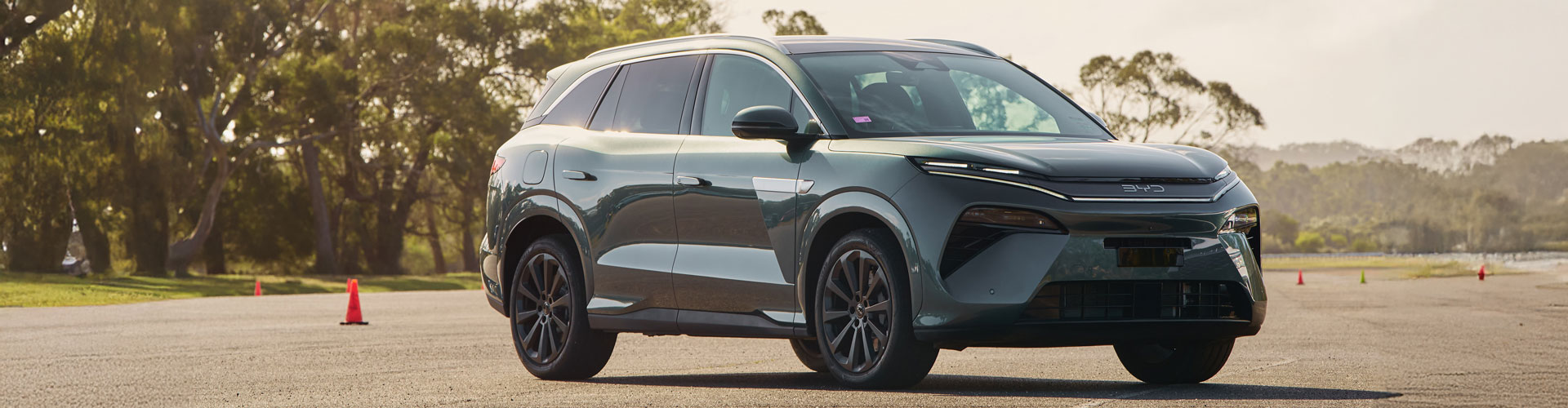 Exterior of a BYD Sealion 8 seen from side angle