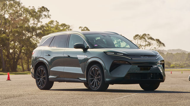 Exterior of a BYD Sealion 8 seen from side angle