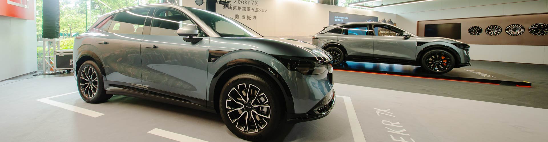 Two Zeekr 7X electric SUVs in a showroom