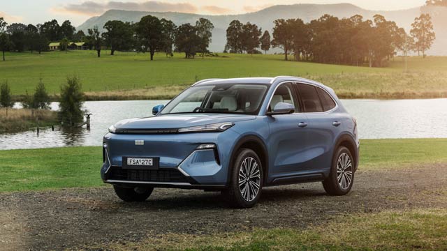 Front angle view of a 2025 Geely Starray EM-i electric SUV