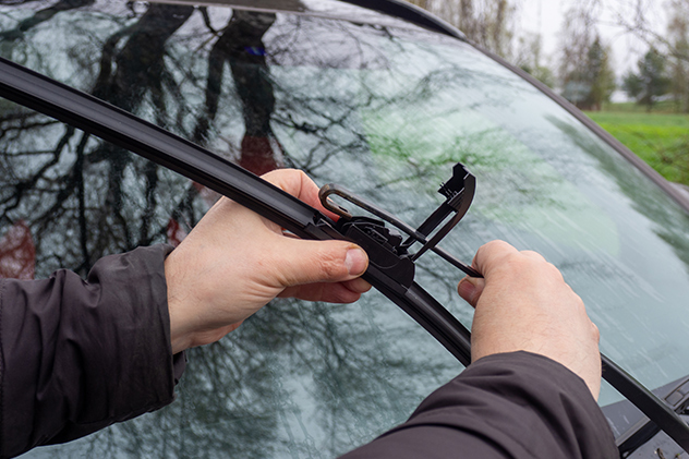 Changing a windscreen blade