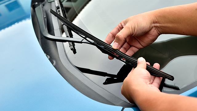 Changing a windscreen blade