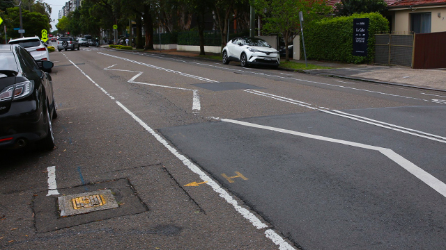 Zig zag road marking
