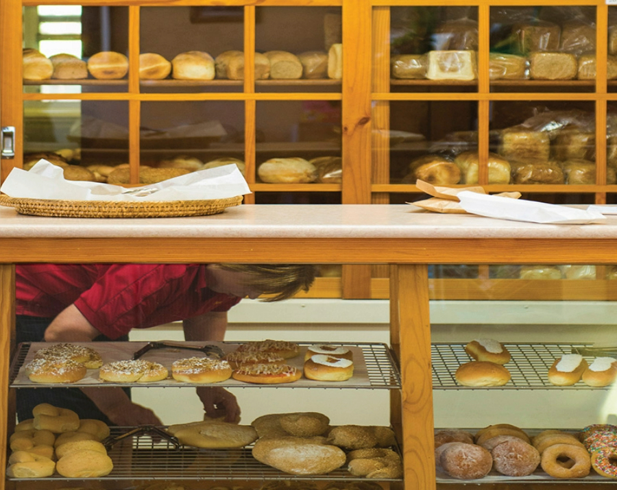 apex-bakery-counter-barossa-sa-900x715 Slide 1