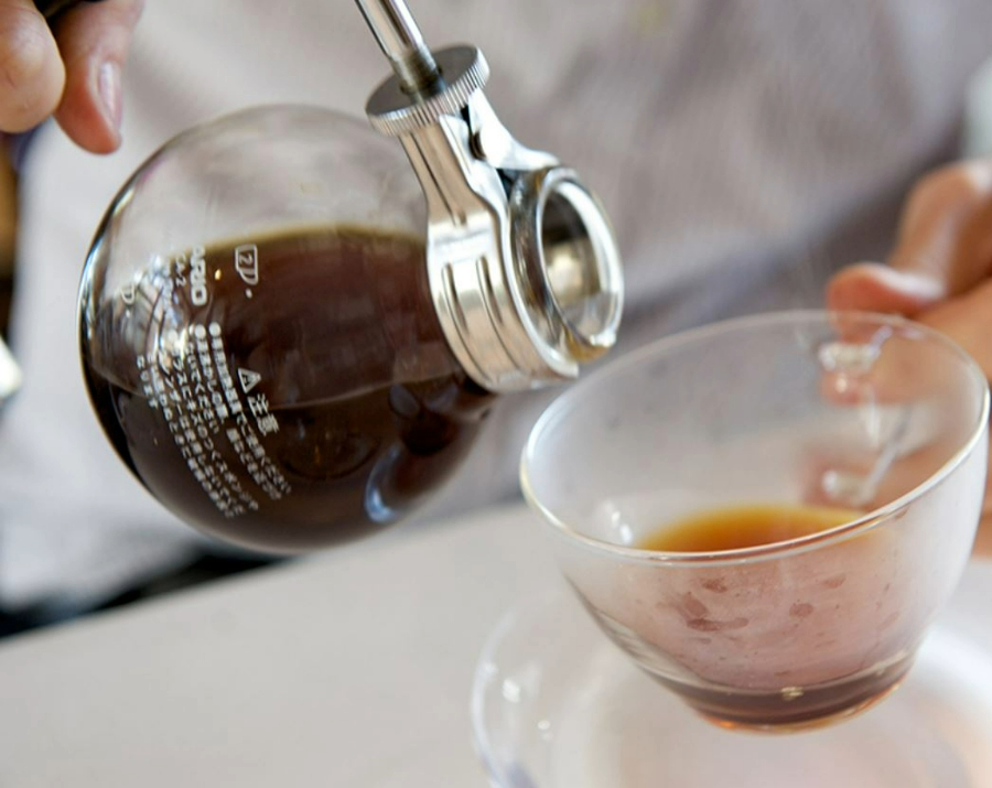 coffee-pour-at-auction-rooms-cafe-vic-900x715 Slide 2