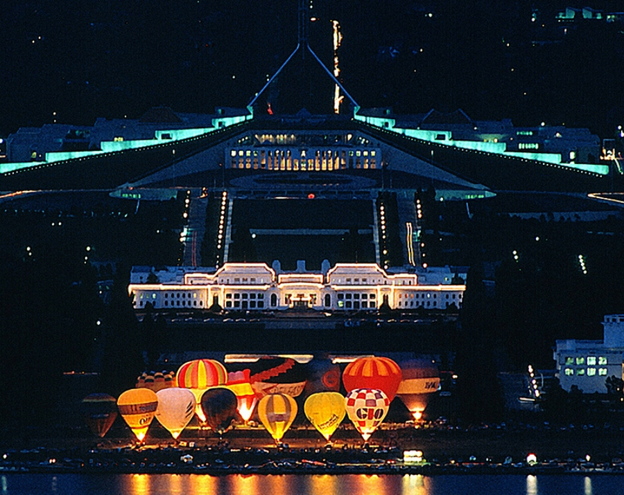 hot-air-balloon-festival-at-night-act-900x715 Slide 1